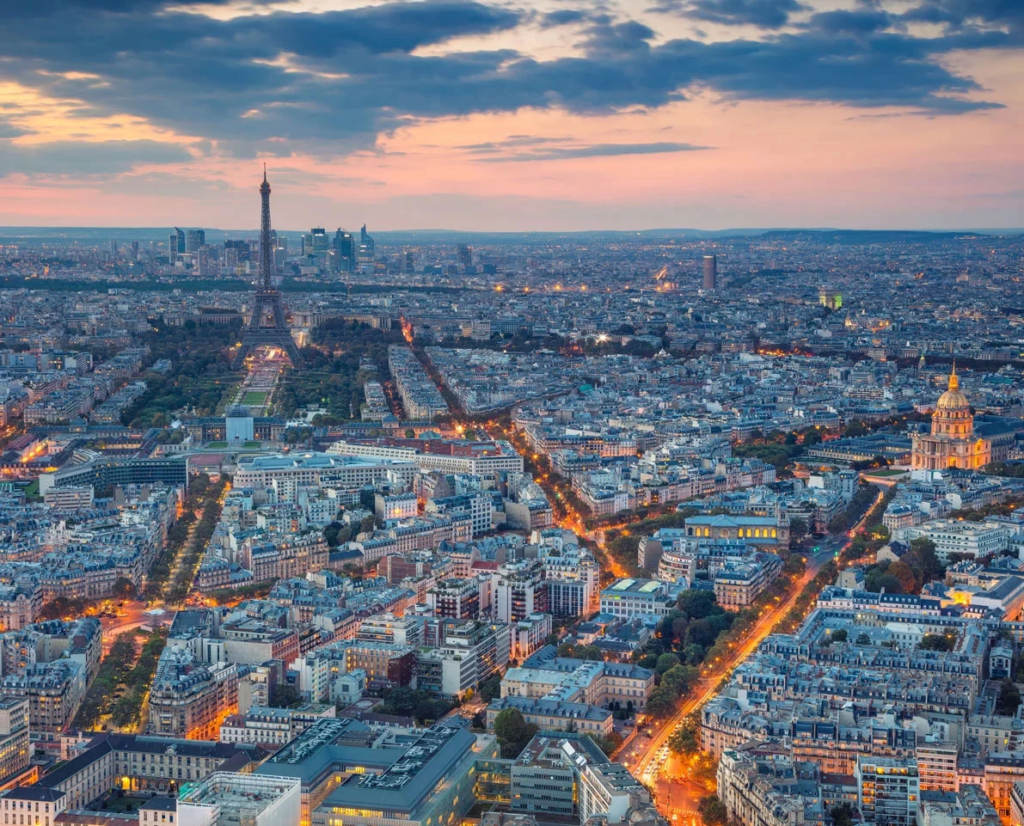 Vue aérienne de Paris au crépuscule, cabinet Sintorin en ingénierie financière et fiscale