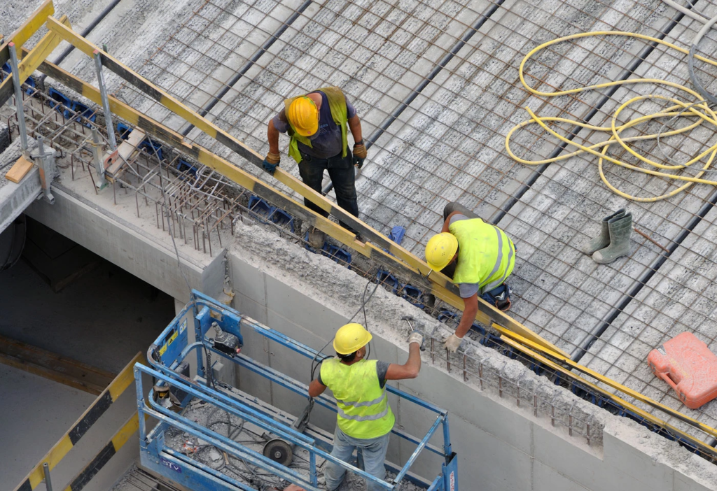Ouvriers sur un chantier de construction, développement immobilier aux Antilles-Guyane