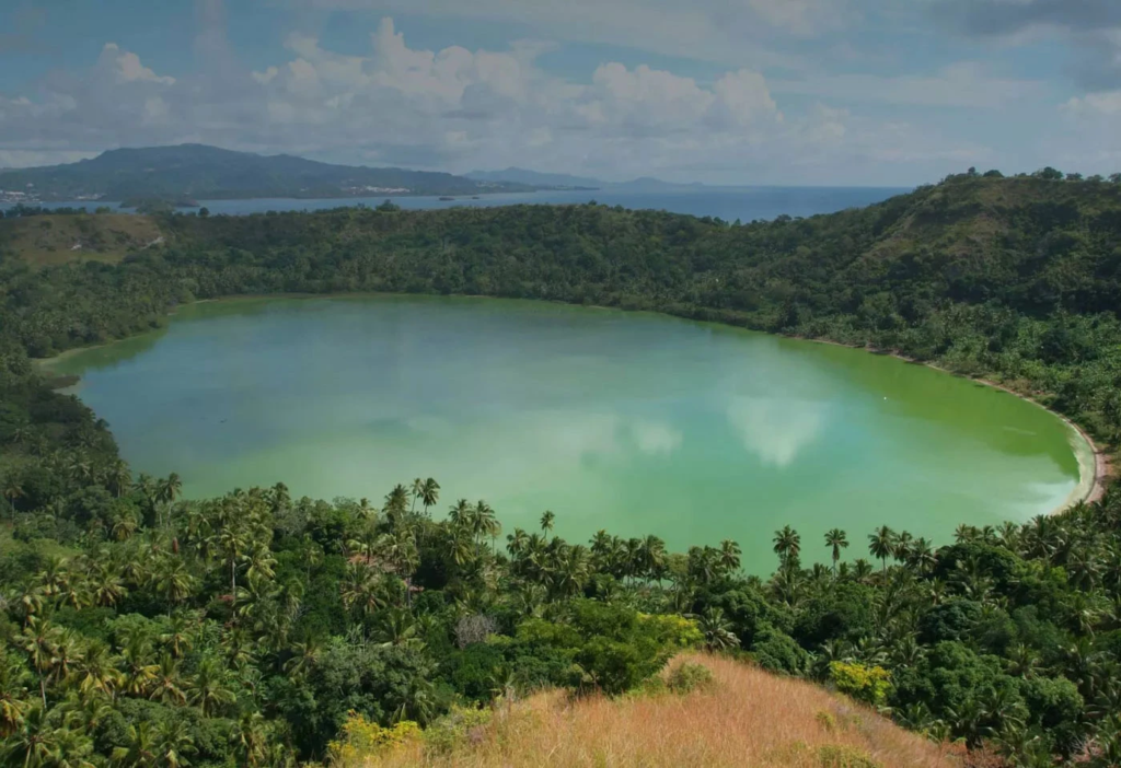 Lac de cratère et forêt tropicale en Outre-mer, Girardin industriel sous agrément